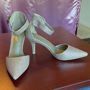 NIB Gold glitter sparkle ankle strap heels size 7
